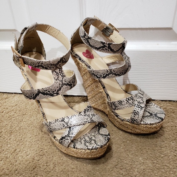 Sandles - Picture 3 of 3